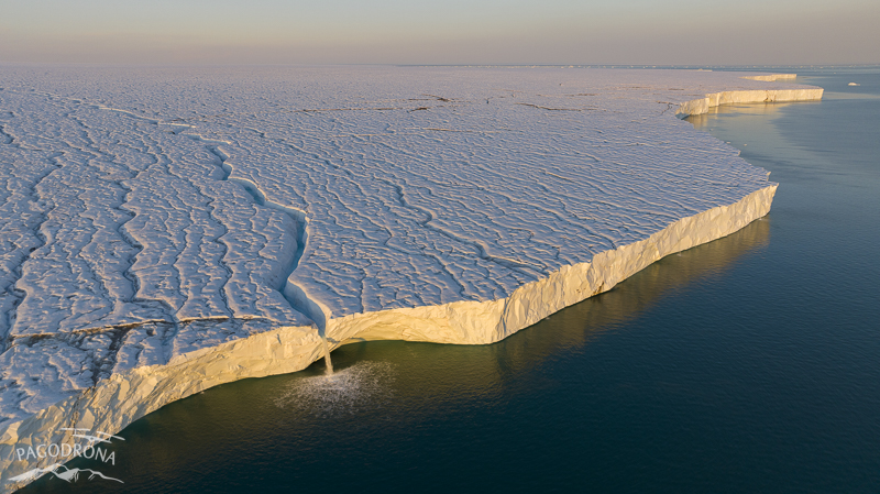 Glacier en Arctique vu d'un drone